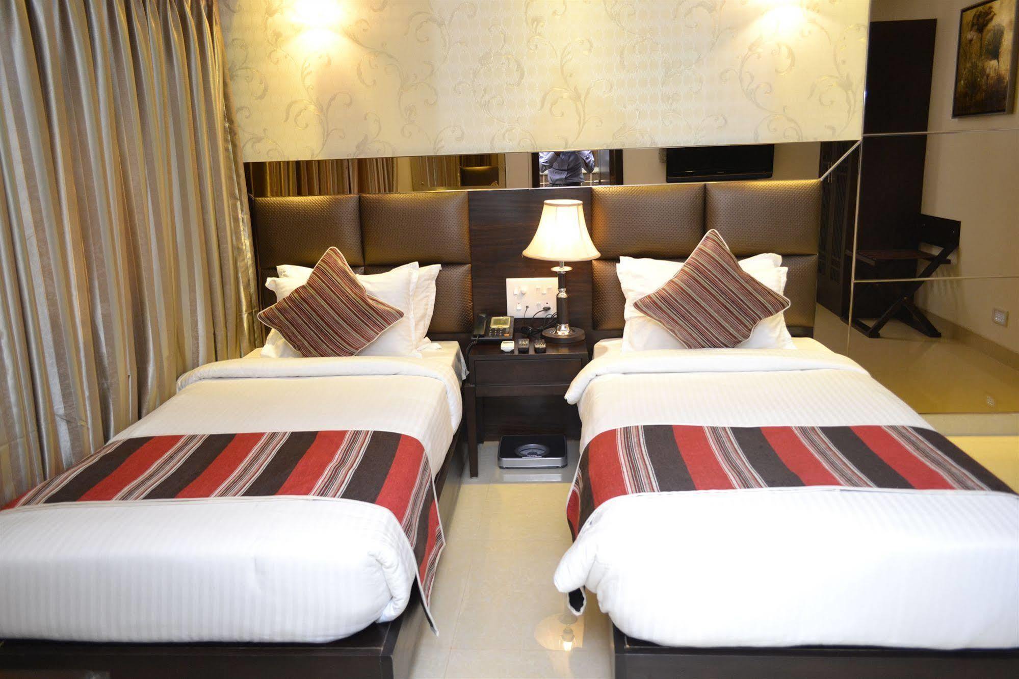 Hotel Manama Mumbai Exteriör bild