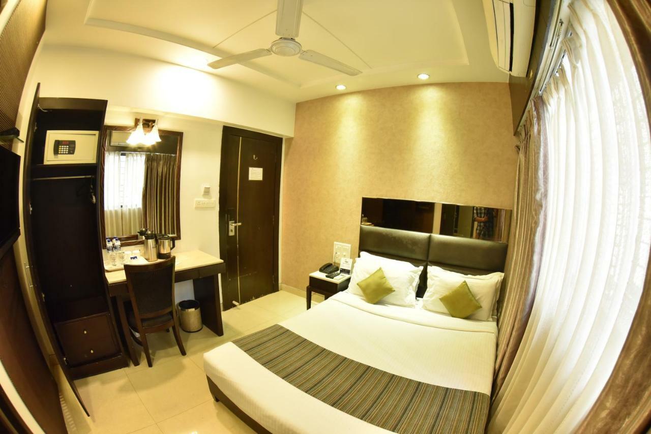 Hotel Manama Mumbai Exteriör bild