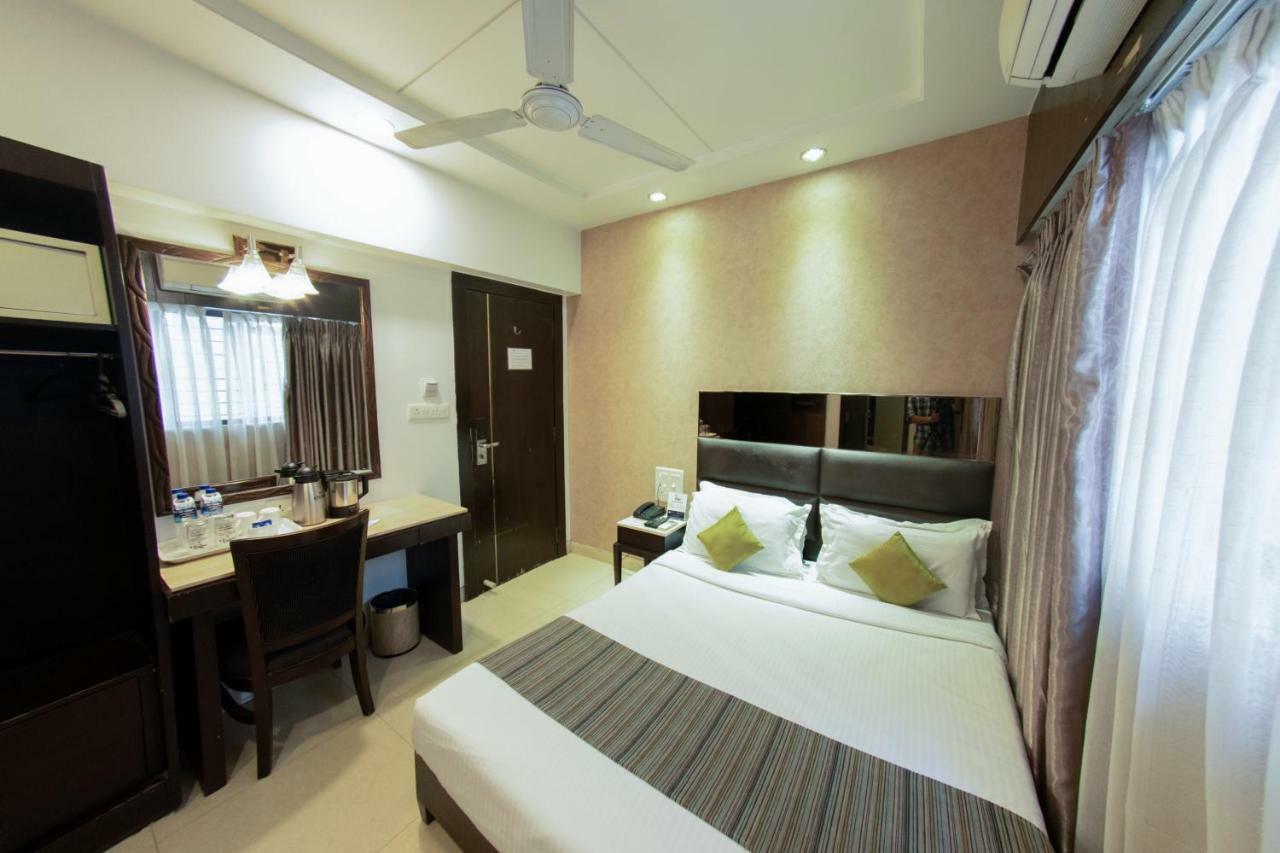 Hotel Manama Mumbai Exteriör bild