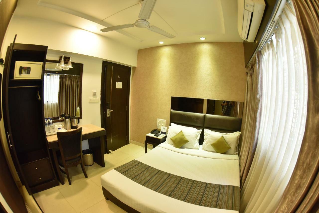 Hotel Manama Mumbai Exteriör bild
