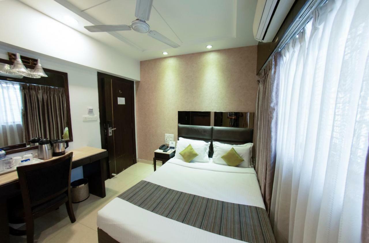 Hotel Manama Mumbai Exteriör bild