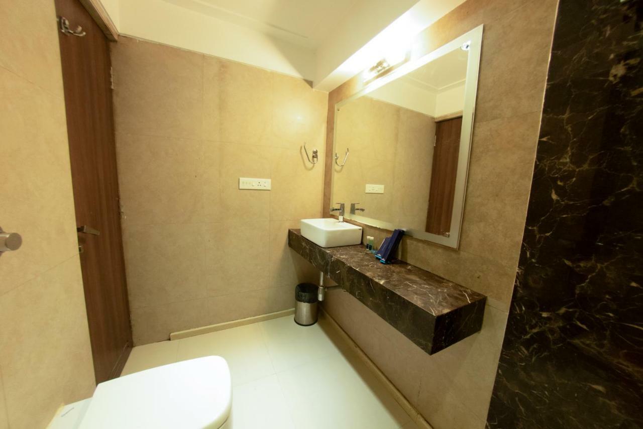 Hotel Manama Mumbai Exteriör bild